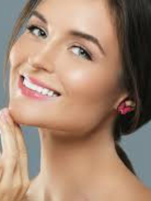 गुलाब जल से पाएं नैचुरल ग्लोइंग स्किन, जानें इसके हैरान कर देने वाले फायदे